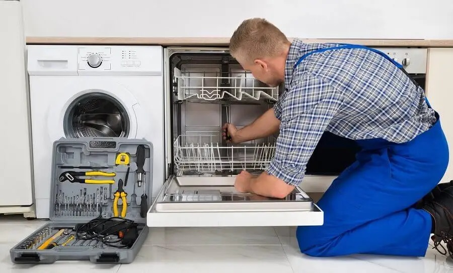Karapürçek Whirlpool servisi teknisyen ekibi beyaz eşya tamiri yaparken